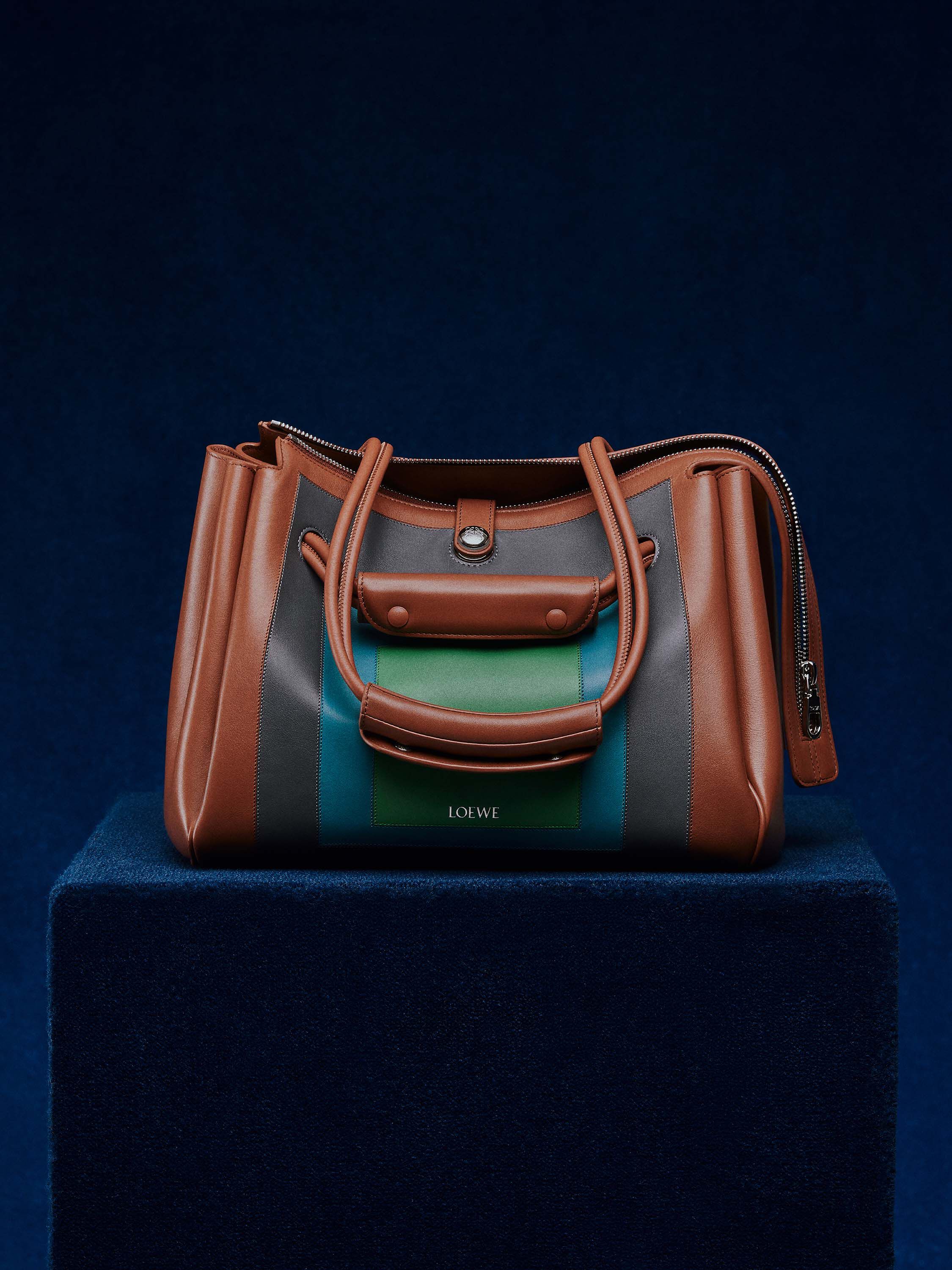 LOEWE_FW25_PRESENTATION_ELEVAT